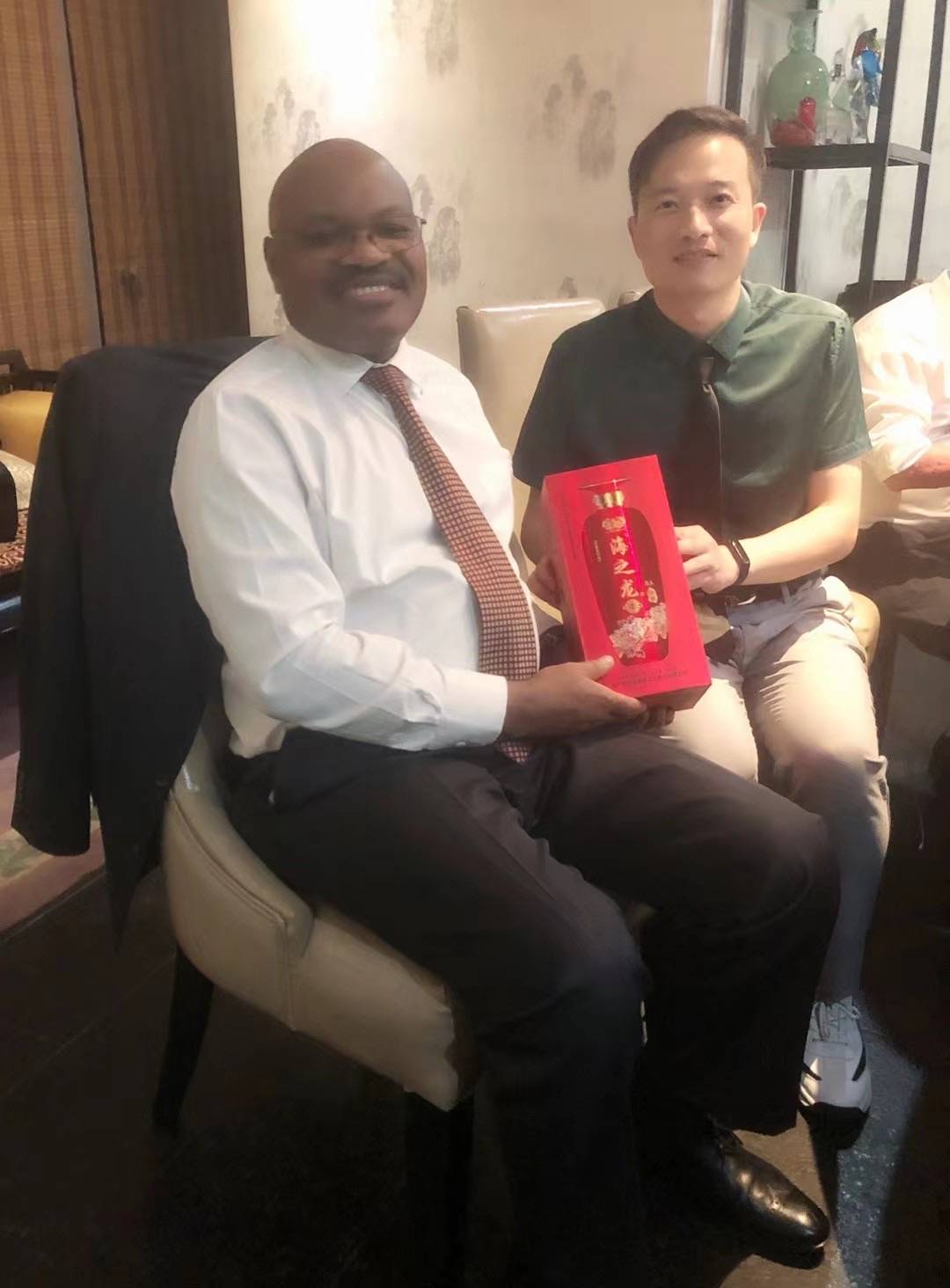 送过一百多位全球外交官的海之龙酒.你尝过吗_世界_驻华_中国