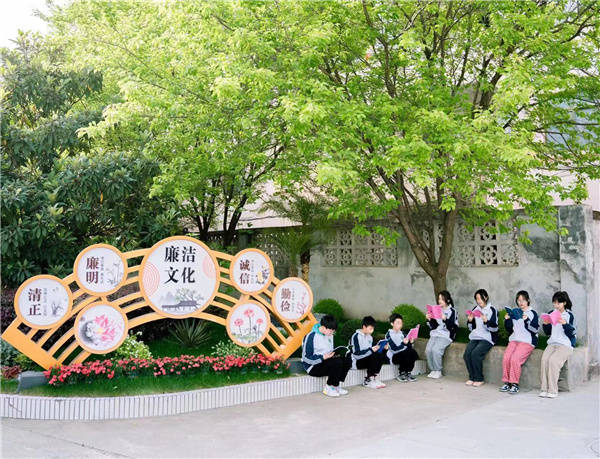 杏树结青果，书香飘满园 