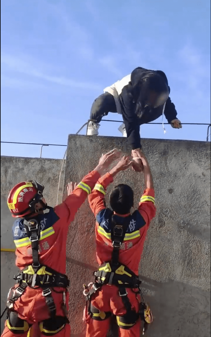云南昭通消防员用一杯奶茶救下一跳楼女孩,活下来才能吃爱吃的玩爱玩