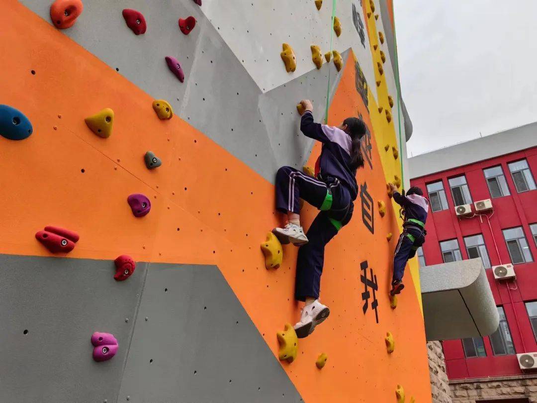 北京市昌平区华成学校校园攀岩课程开课啦!_运动_专业_挑战