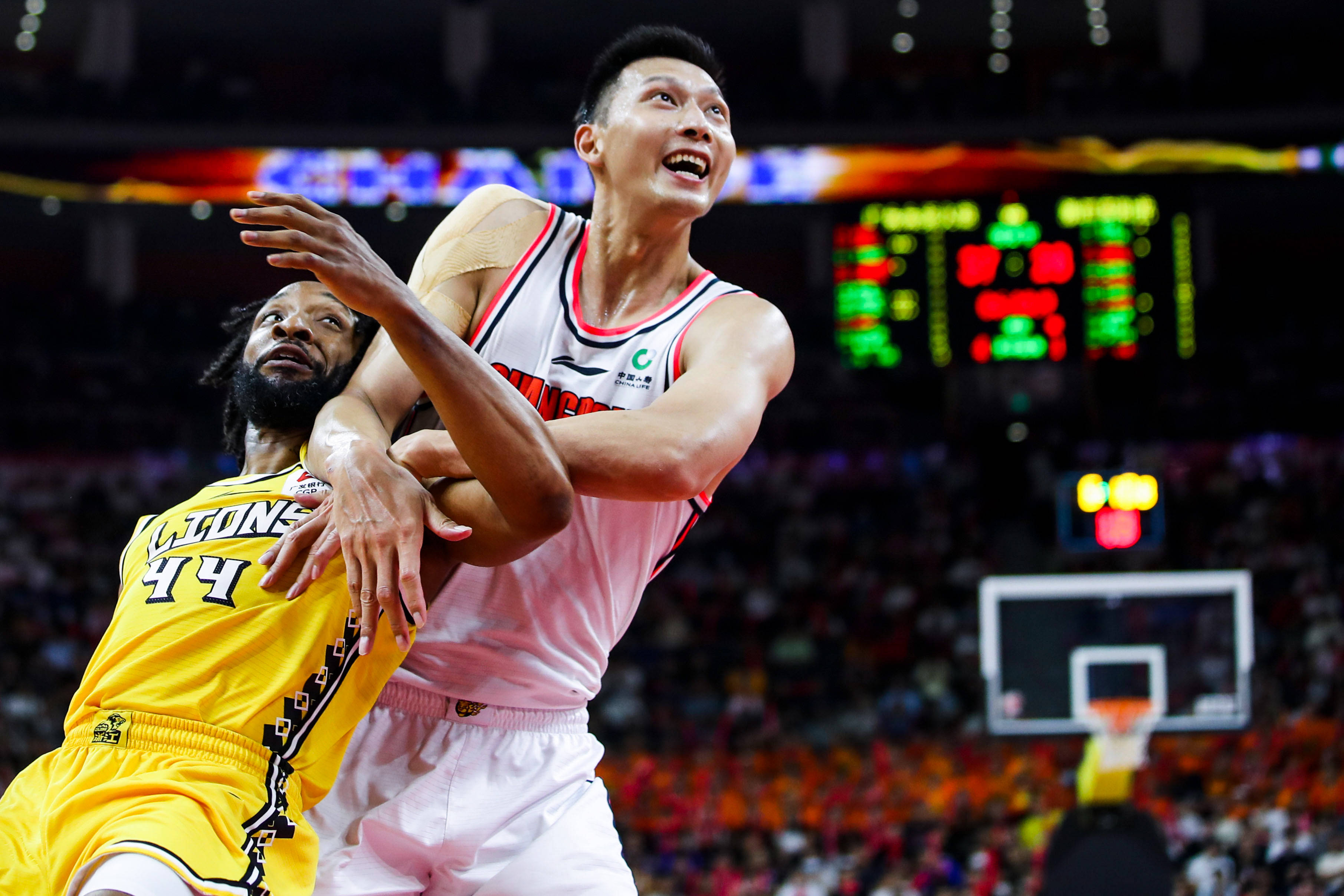 易建联低迷4中1仅得3分 被小10岁的胡金秋完爆_广东_比赛_阿联