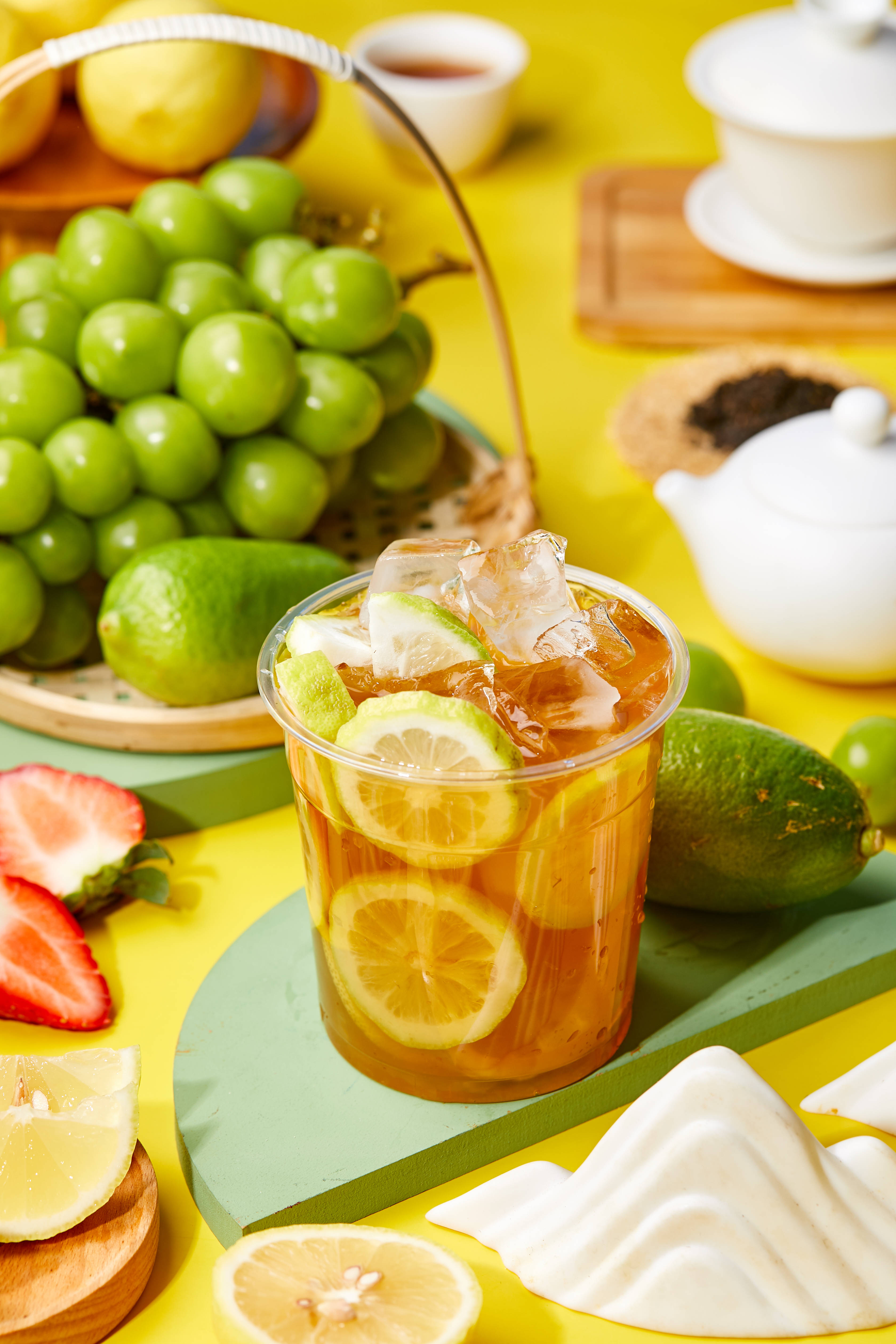 草莓vc柠檬茶喝到一多半,摇一摇,草莓柠檬的味儿和清香茉莉茶混合均匀