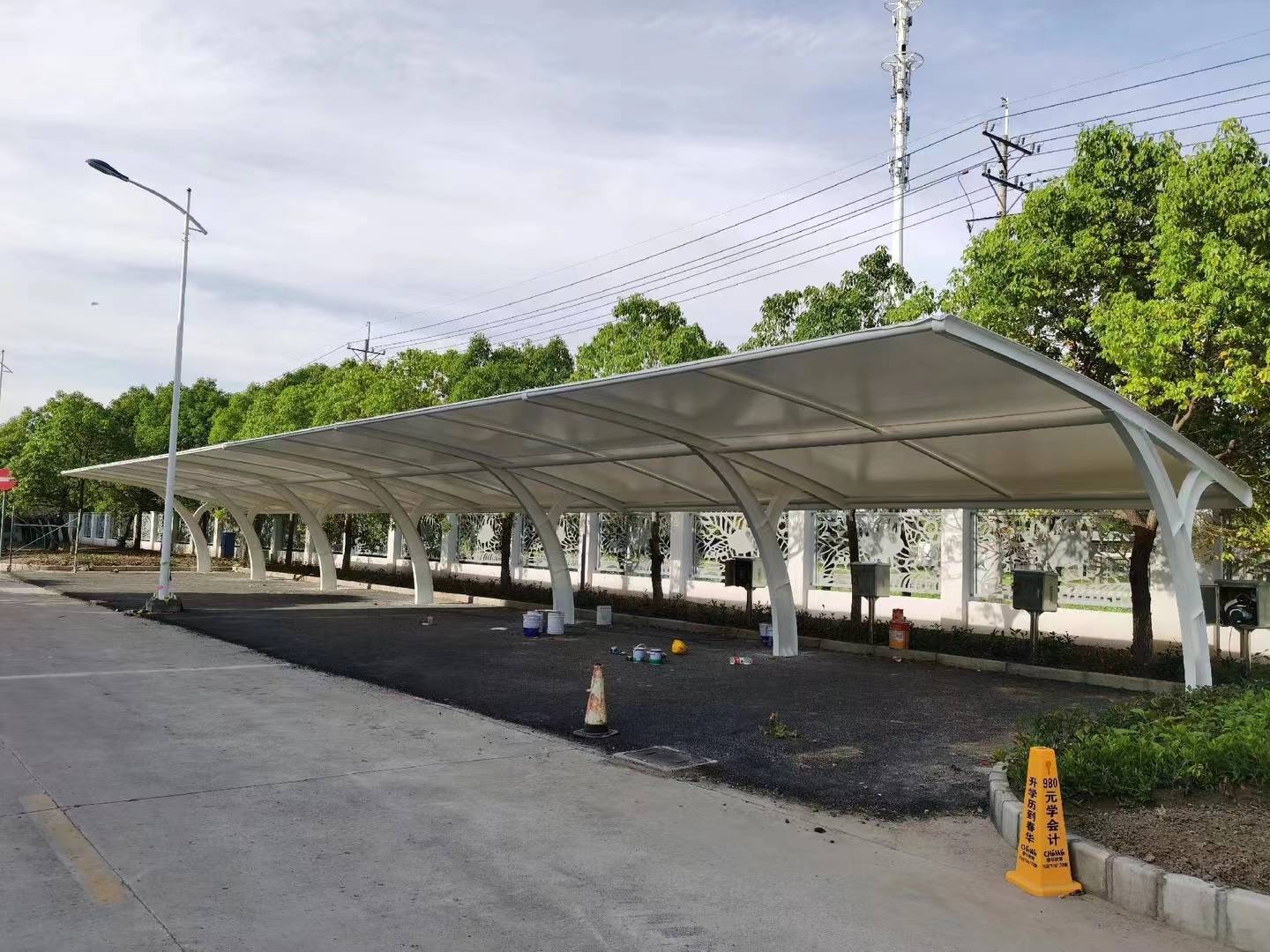 钢膜结构汽车停车棚,让您的车远离酷热与雨水,告别闷热车内的烦恼!