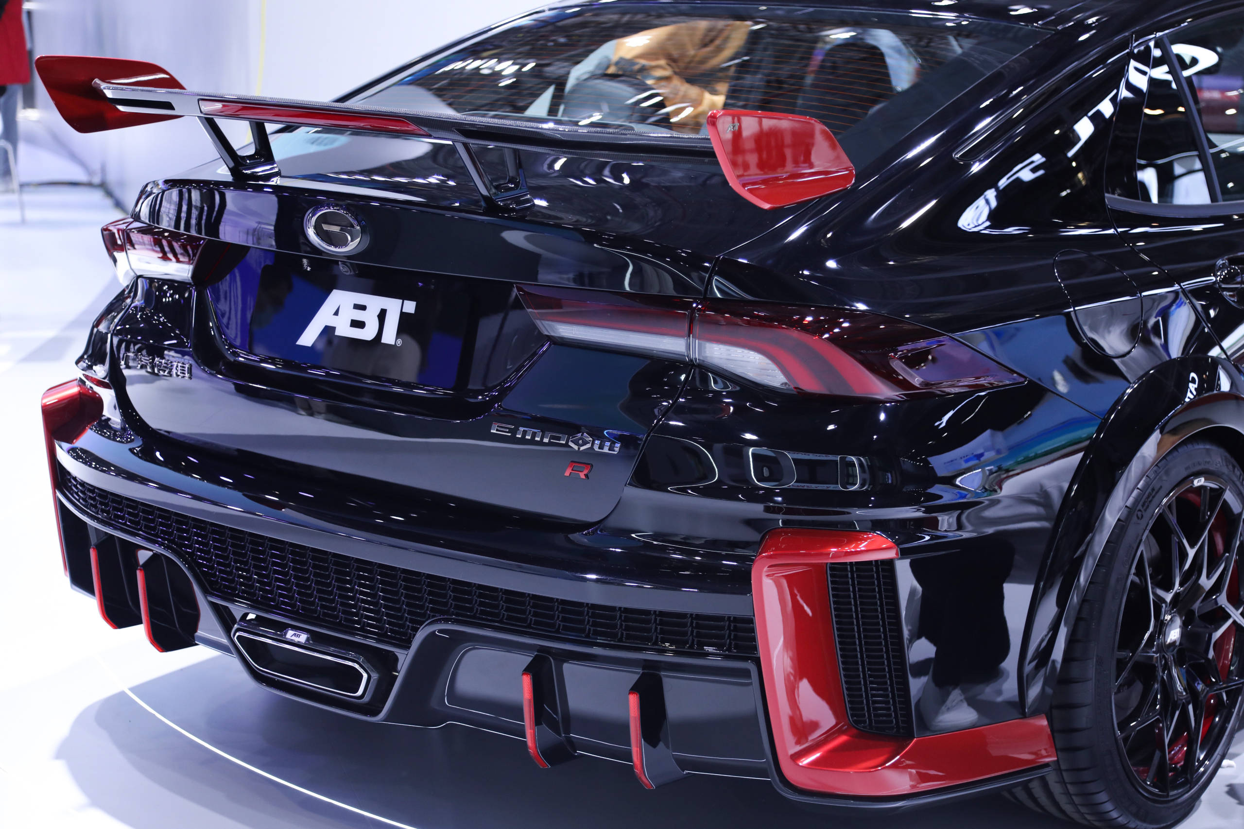全车采用黑武士风格及多处黑化处理,匹配赛车红及专属logo等abt元素
