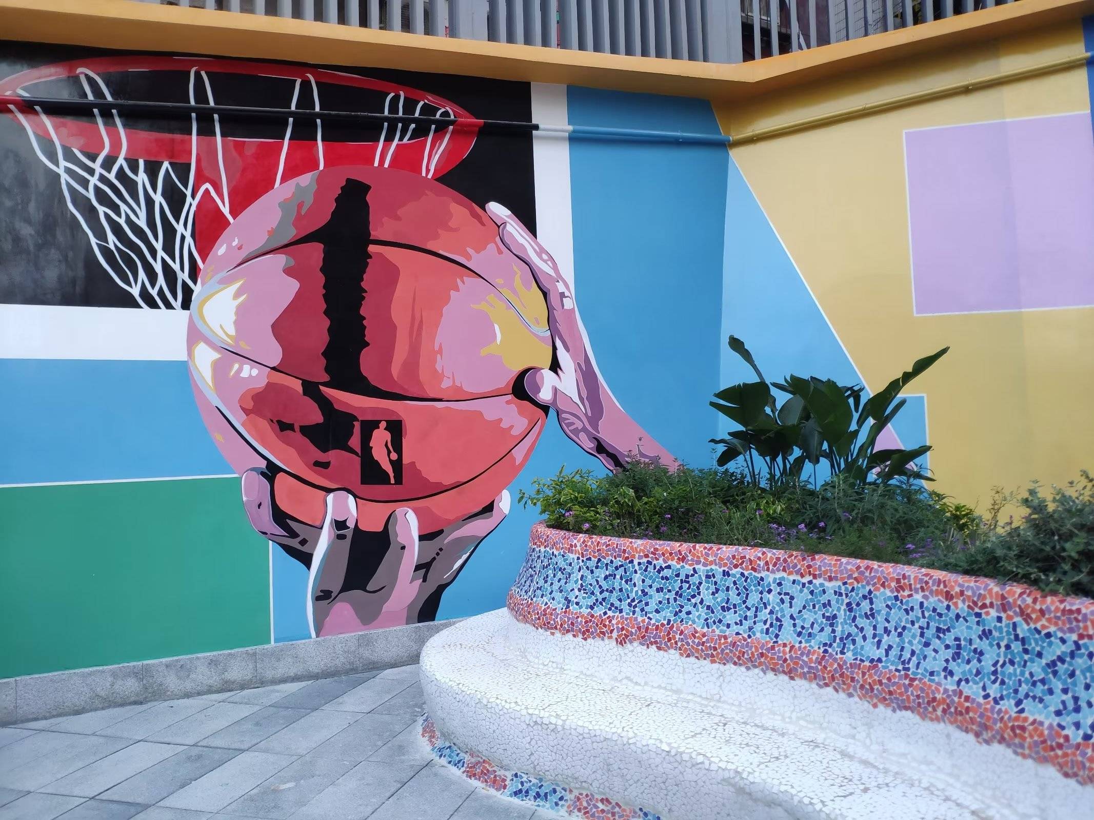 重庆:高颜值口袋公园 边角地改造成彩绘篮球主题游园