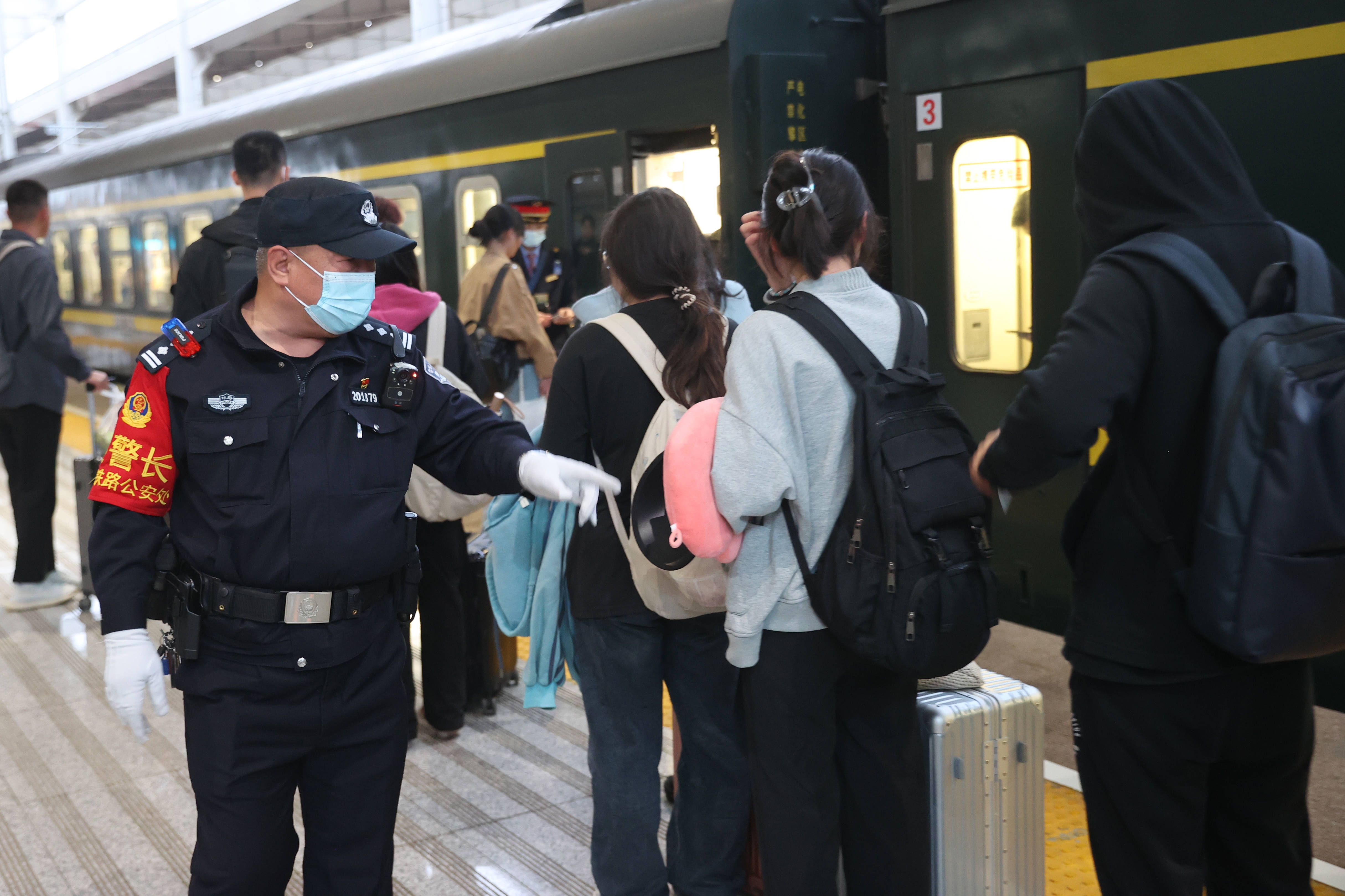 五一小长假即将来临 西铁乘警护航平安出行