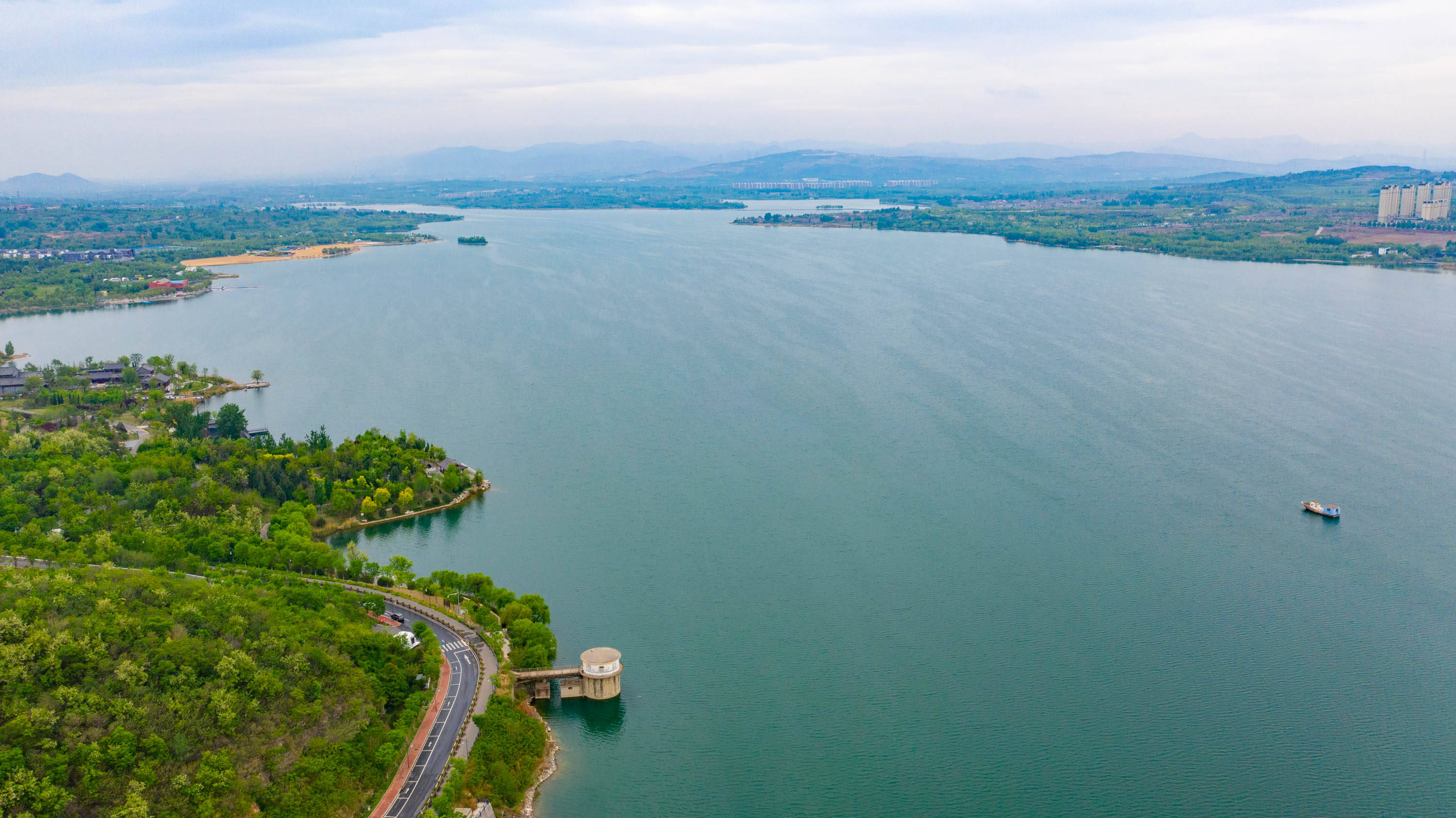 文昌湖原名"萌山水库",如今这里成了淄博人周末的后花园,不仅仅有湖光