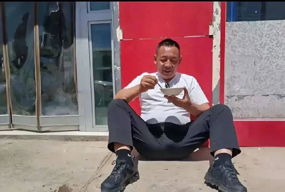 胖东来老总于东来坐地吃胡辣汤,网友们的神评论才是亮点!