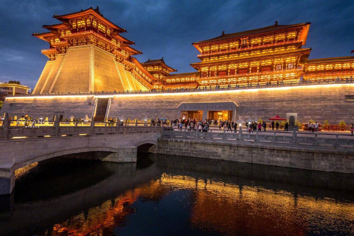 在唐朝时期,洛阳作为中国的政治,文化,经济中心之一,应天门曾是皇城的