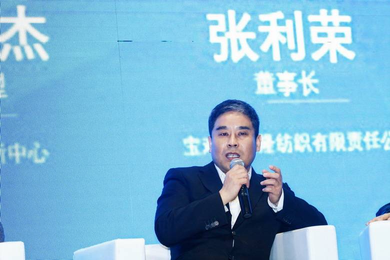 右起第四位为宝鸡得力隆纺织有限公司董事长张利荣