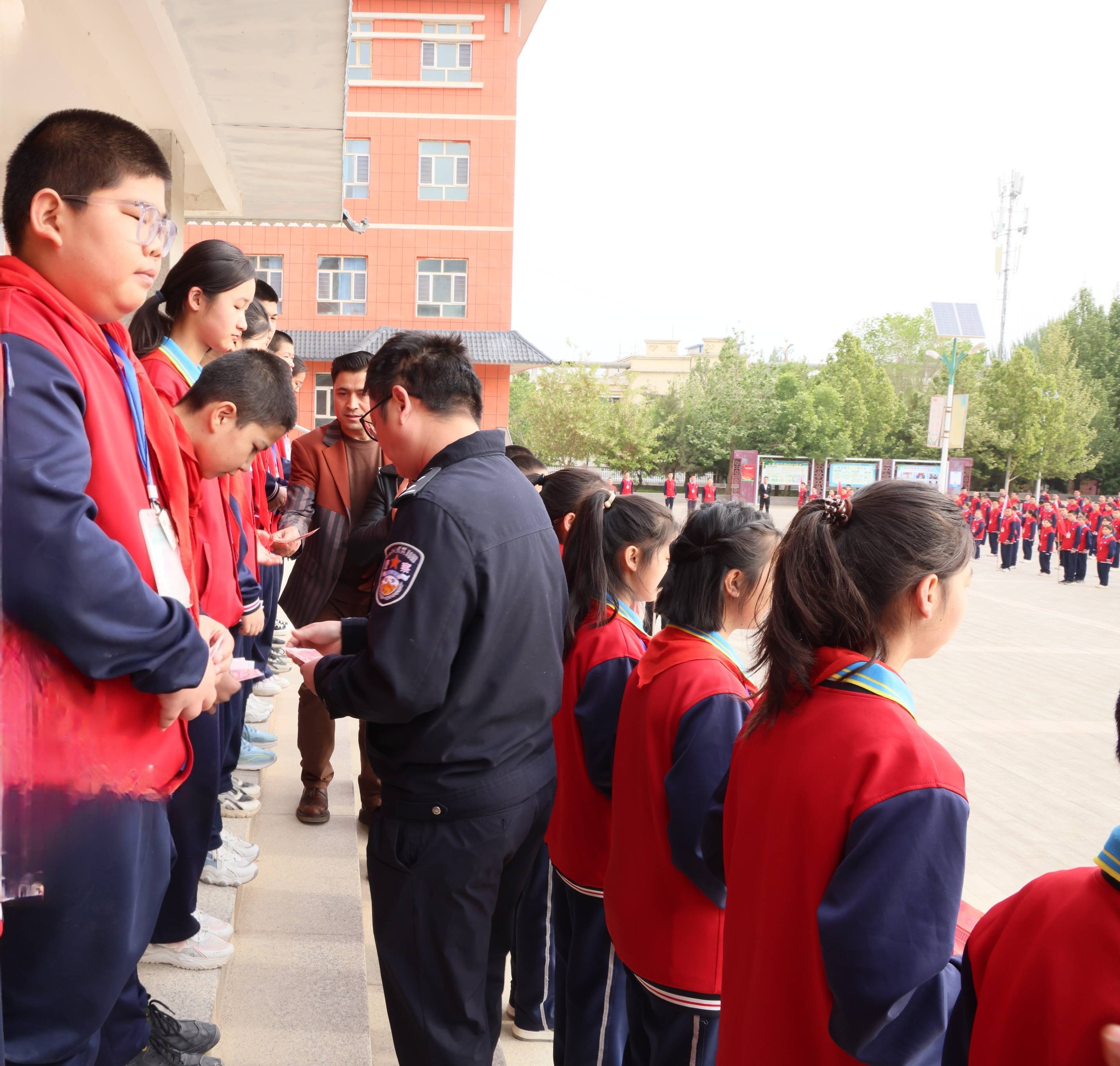 轮台县第一中学:爱心资助贫困学生 真情传递温暖人心