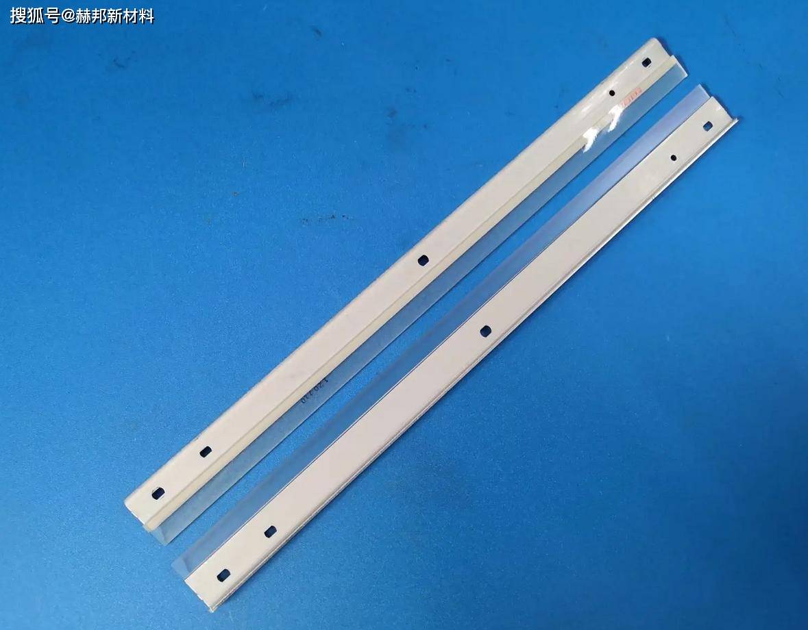 其实打印机刮刀也叫清洁刮板,它紧贴在感光鼓表面