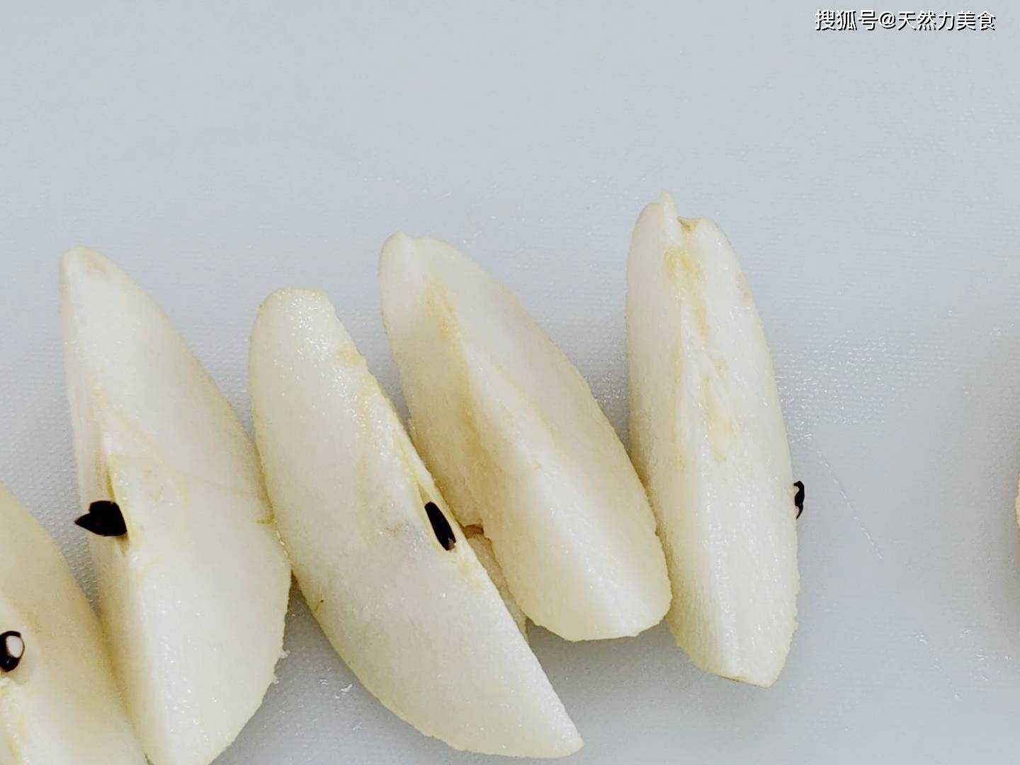 用雪梨和猪骨煲汤,清甜润燥,出乎意料的美味,家人把你夸,安排_杏仁