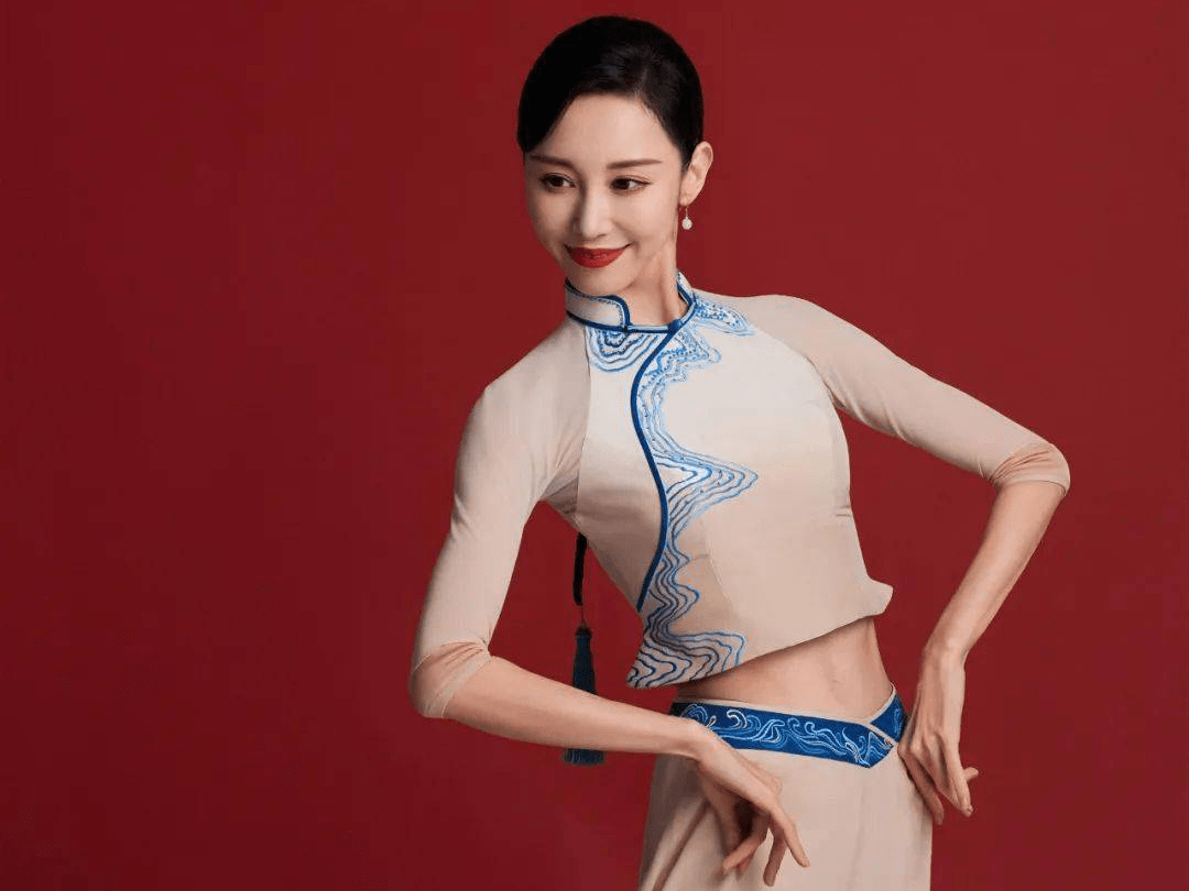 女教师舞(凌波微步)_云龙翔_芙蓉_山东