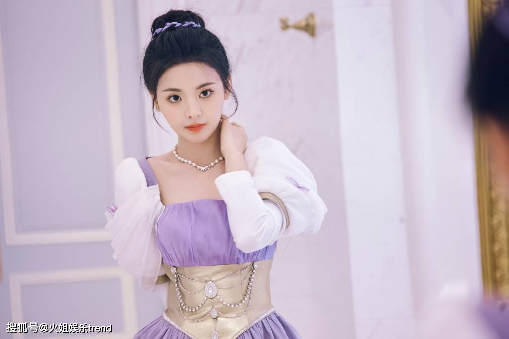 杨超越换性感风格,可爱风和性感风自由切换_网友_美少女_角色