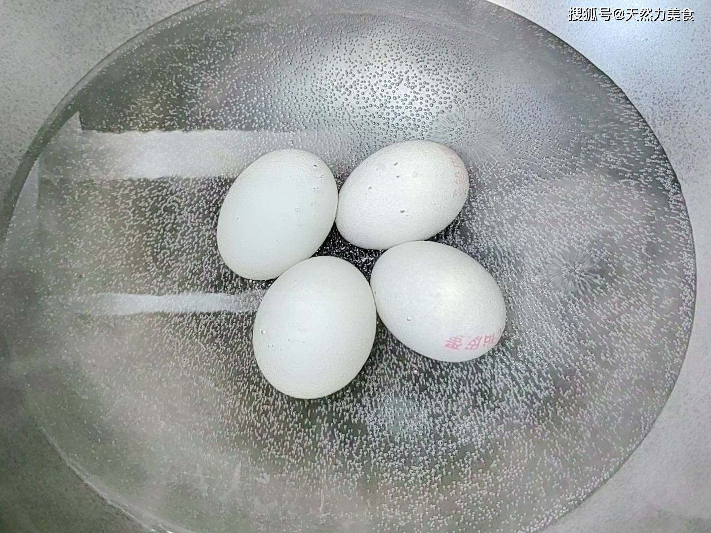 1,所谓三色蒸水蛋,就是要用到3种蛋,而鸡蛋,皮蛋和咸蛋的颜色都是不同