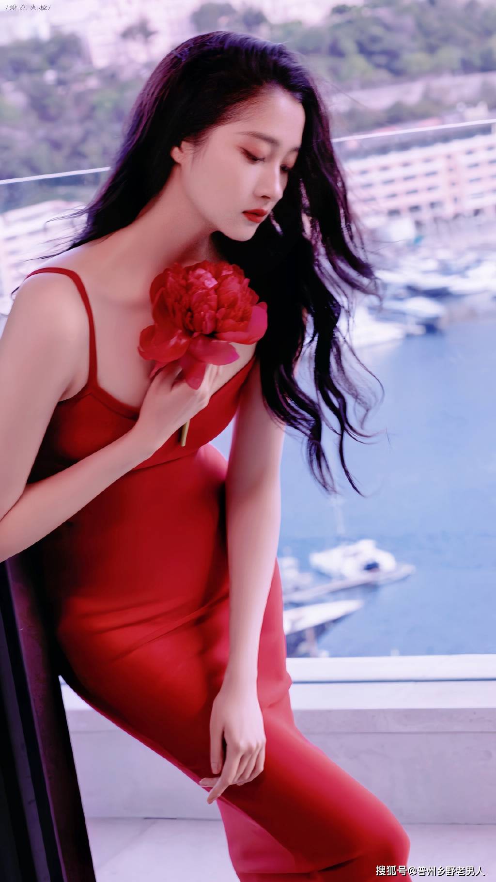 关晓彤红裙卷发惊艳海边,手捧芍药像一朵盛开的花,网友:太美了!
