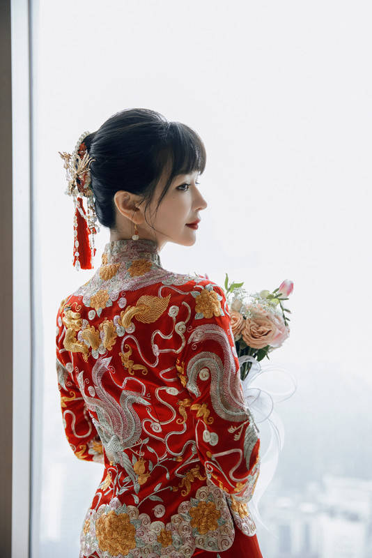 演员班嘉佳国风写真曝光 中式婚服大家闺秀气质华贵优雅_氛围_笑容