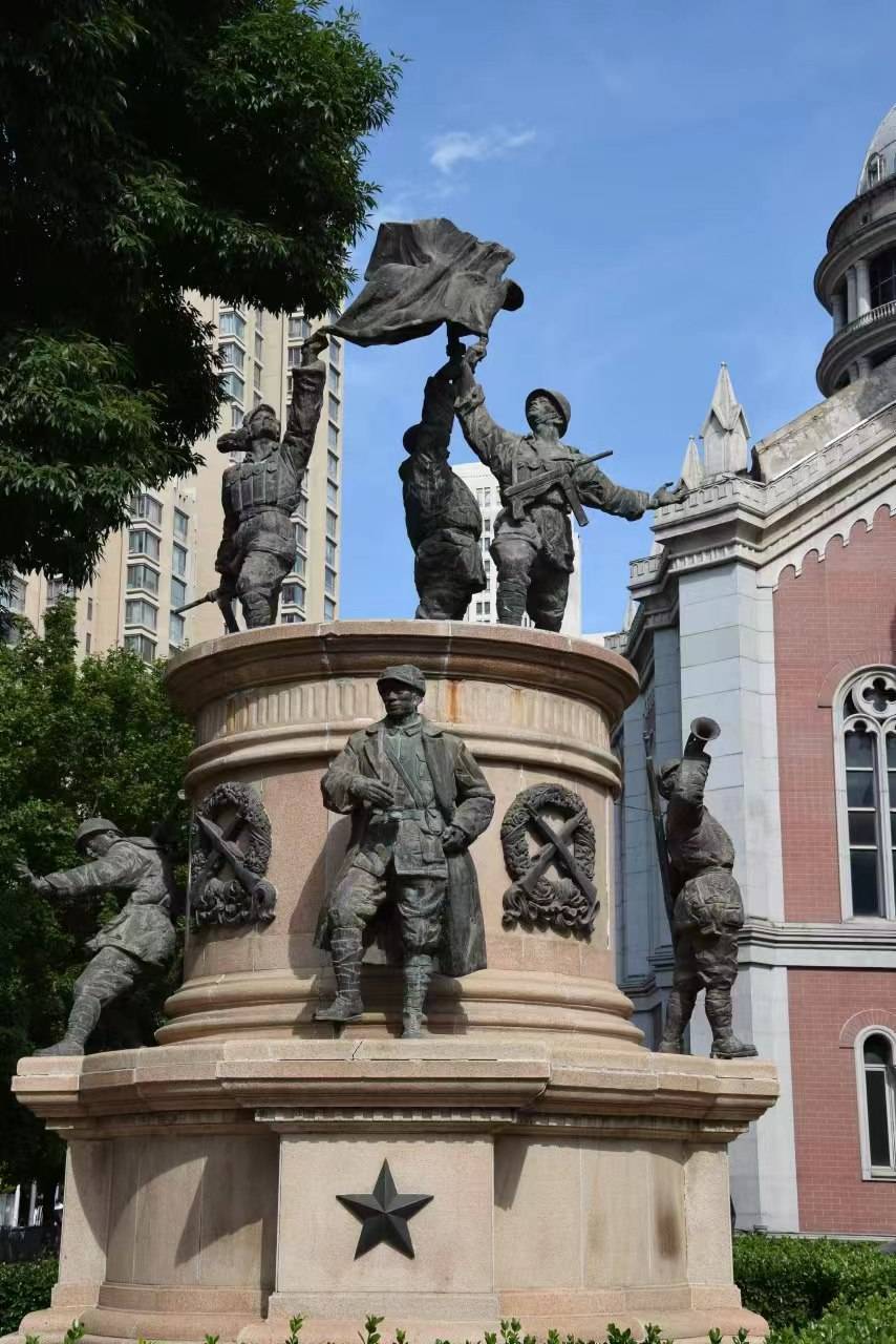 过桥对面就是奥匈帝国领事馆旧址,公园上还有坦克和解放军的雕塑,沿着