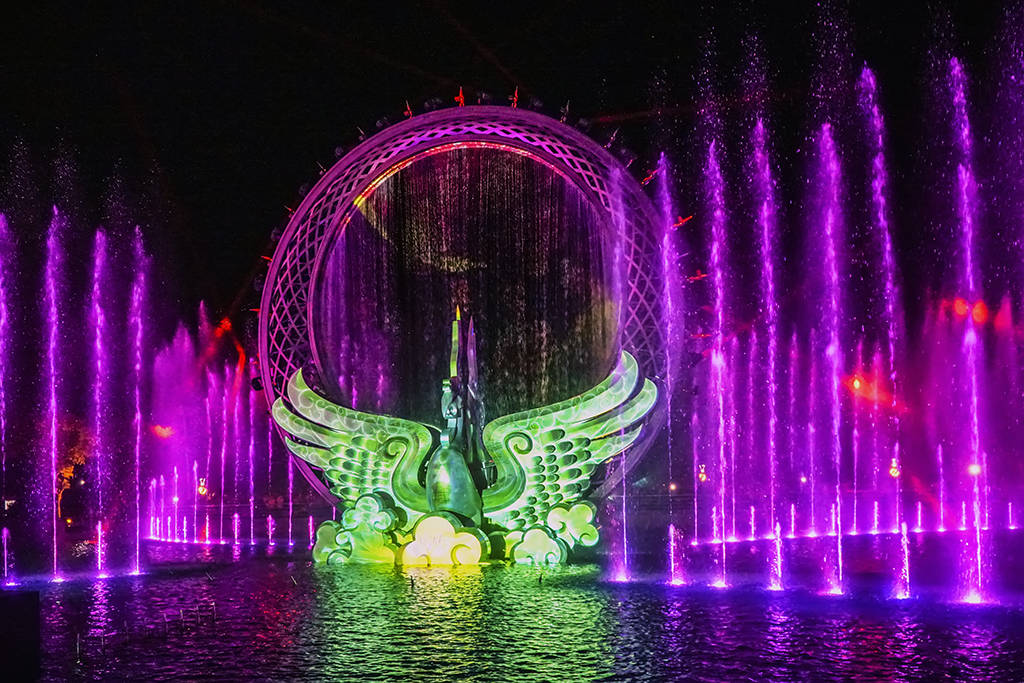 芜湖:"鸠兹还巢"雕塑上演水幕灯光秀"大片"_一面_游客_不锈钢