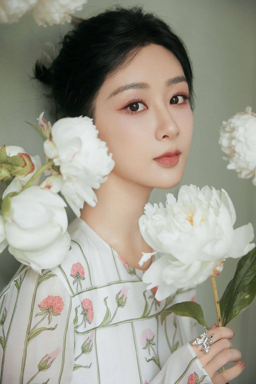 杨紫手捧白菊演绎花香人美 穿印花长裙清纯怡人-搜狐大视野-搜狐新闻