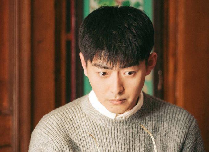 他有着商业头脑,渴望成功,但因为家境贫寒,一直无法施展自己的才华,他