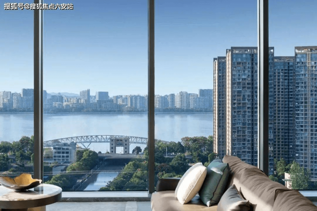 室内基本都用全景落地长窗,三个采光面加起来竟有约54米,相当于窗外有