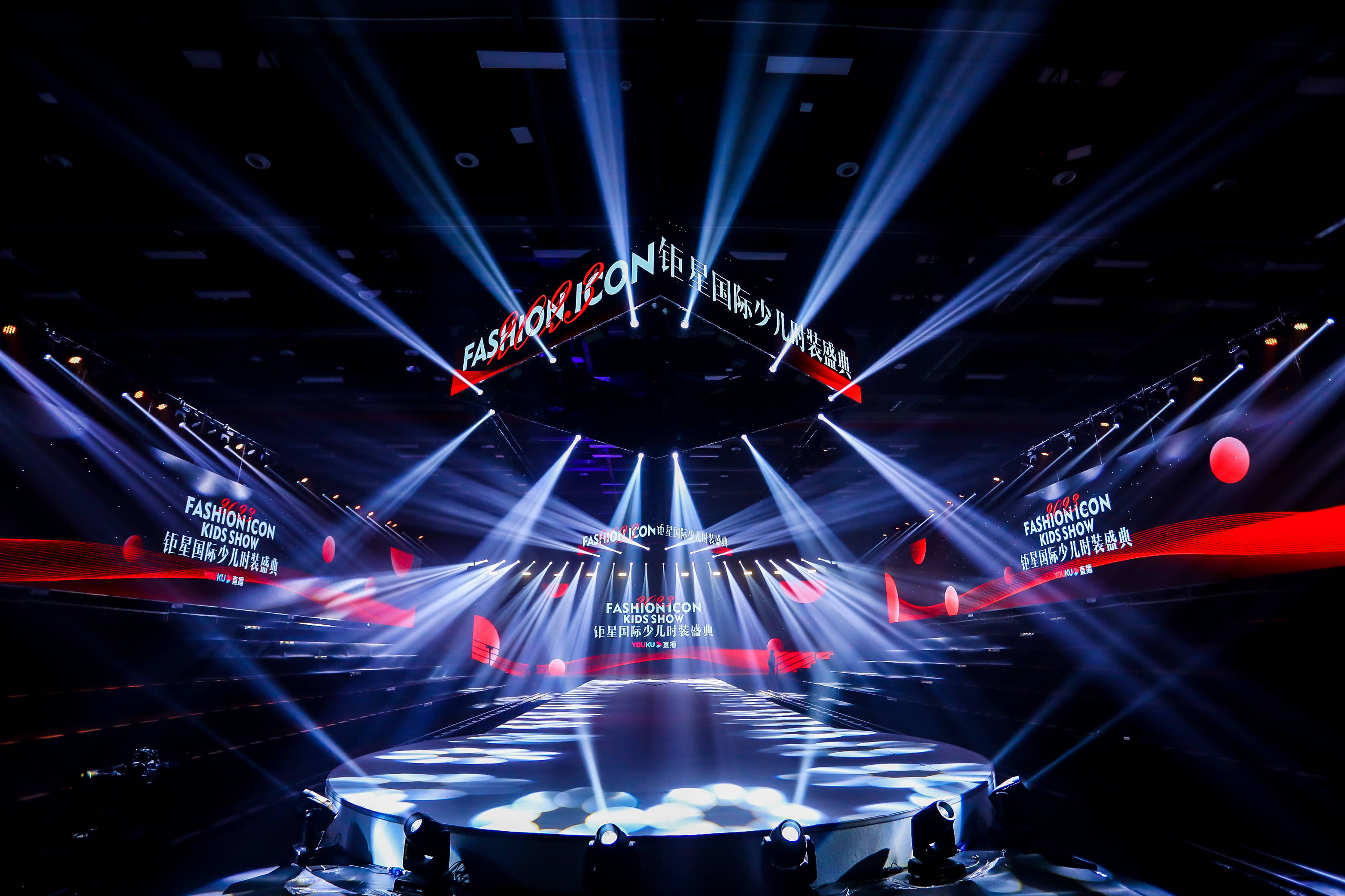 6月3日,2023钜星国际少儿时装盛典于北京华熙五棵松凯迪拉克中心m空间