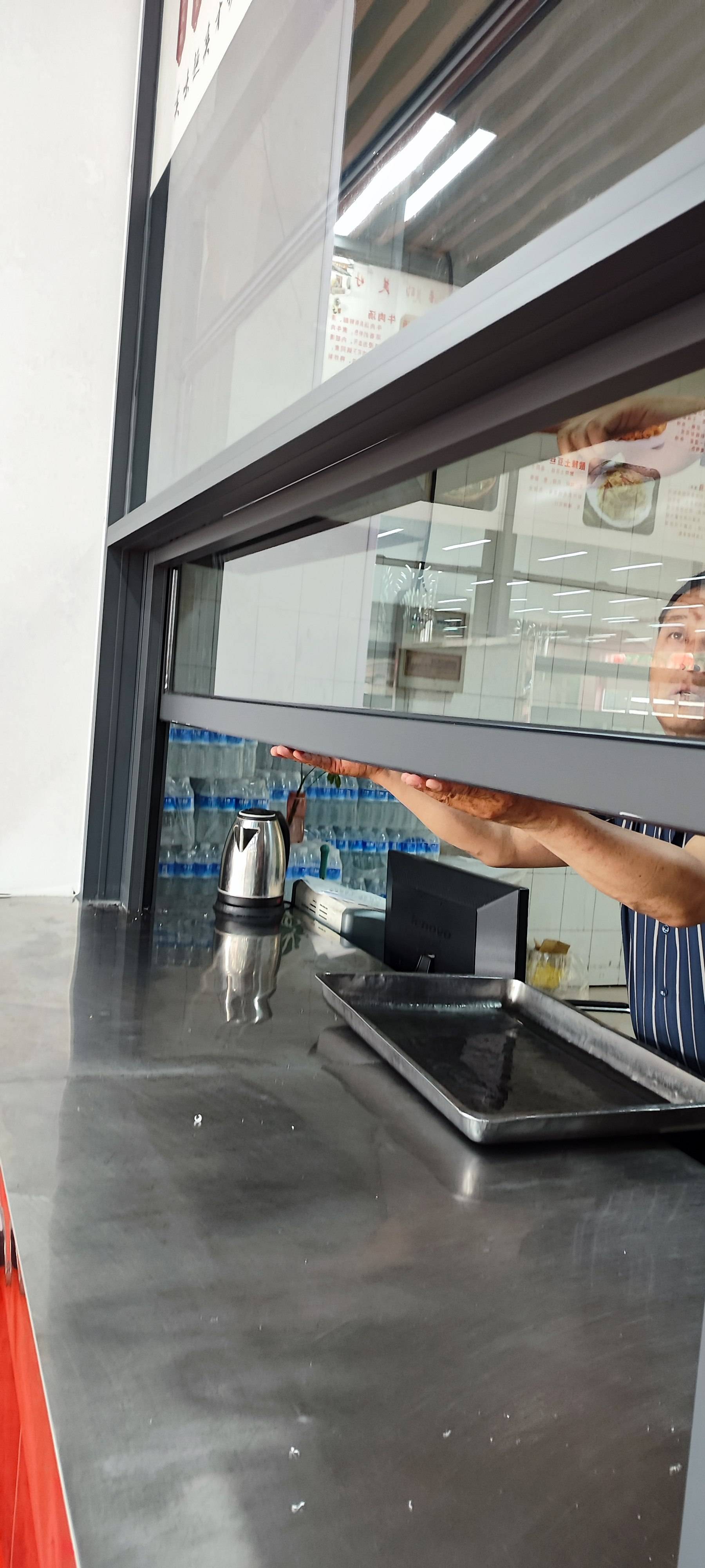 洛阳提升门窗安装:员工餐厅出档口提升操作很方便