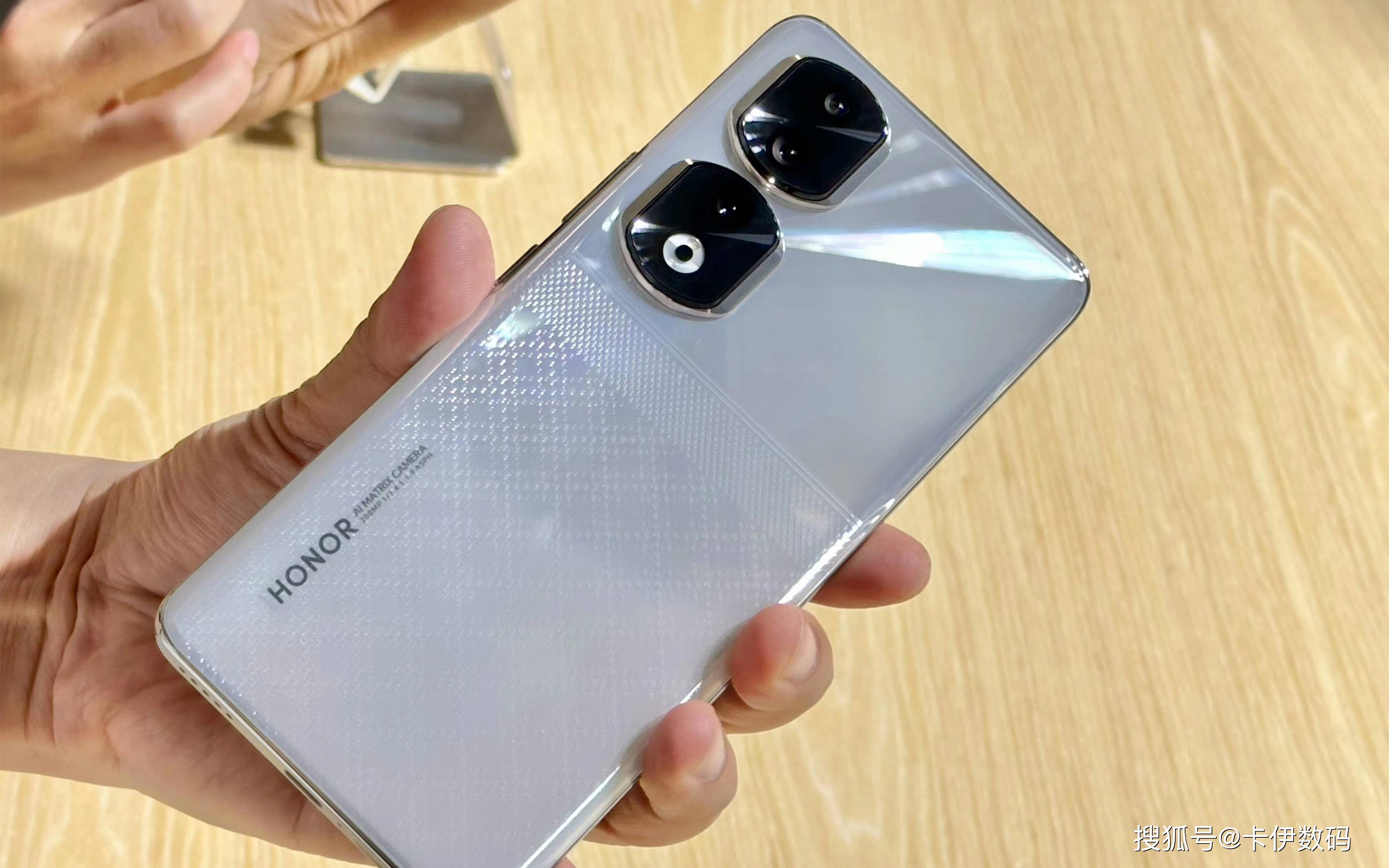 同为骁龙8 轻薄拍照手机,荣耀90pro和oppo reno10pro 怎么选?