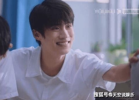 这部剧中不仅男二被换了,男三也被从李之繁换成了郭喆,可能是角色适配