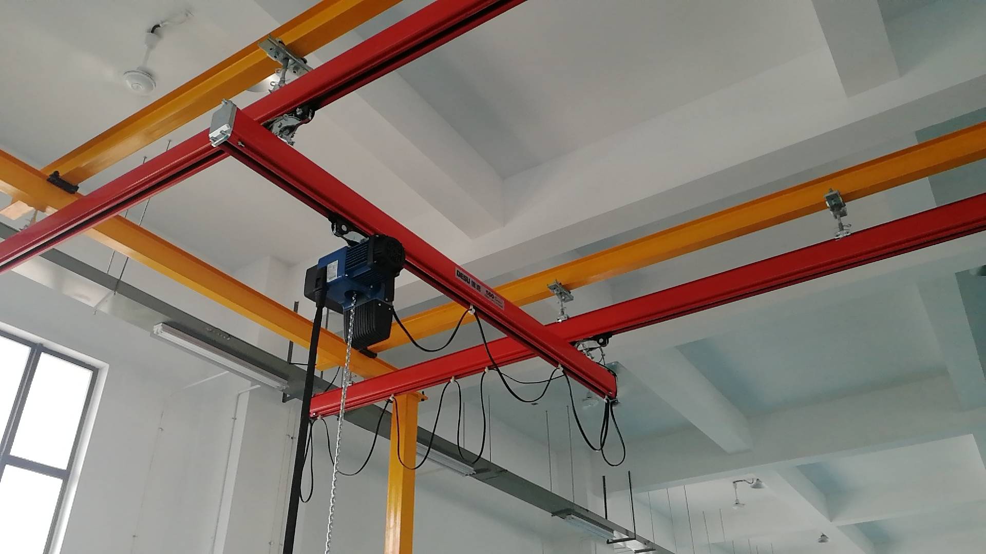 kbk起重机由轨道,电动葫芦,连接件,悬挂装置等组成,具有结构简单,操作