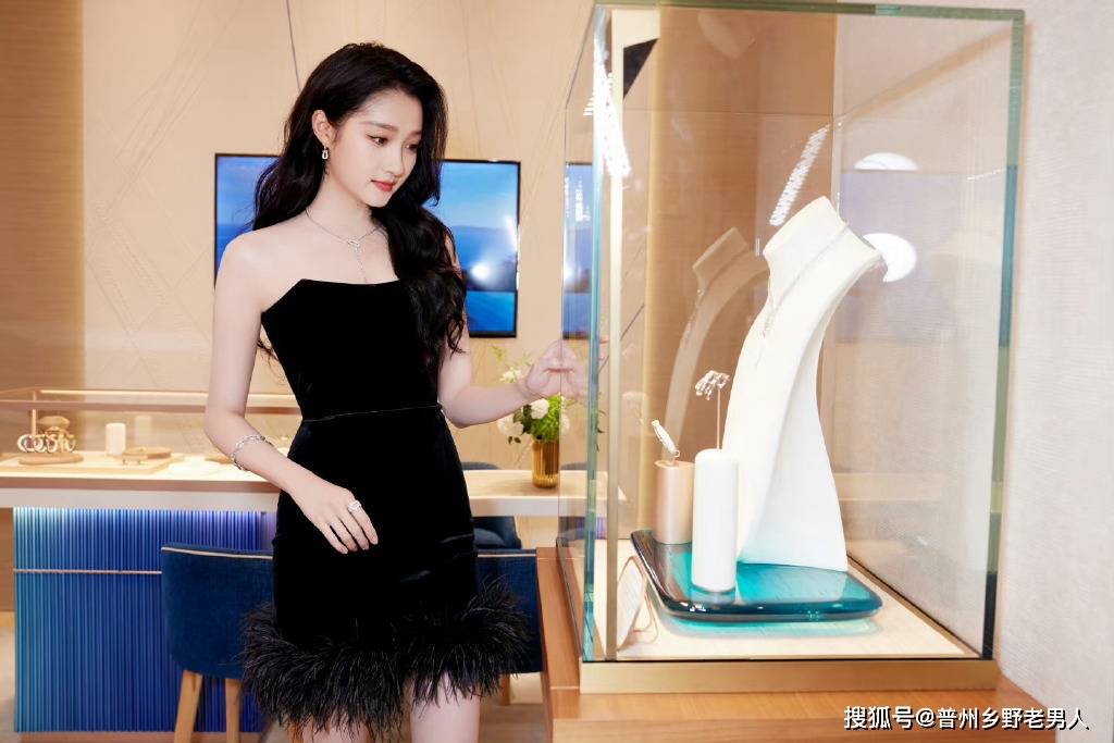 关晓彤25岁身材管理,穿着黑色皮裙,美貌与气质兼具_感觉_时尚_观众