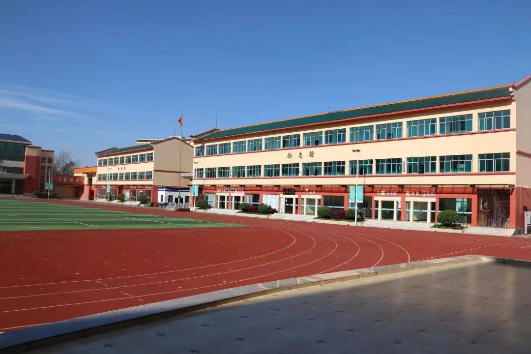 二中天人中学)是曲靖市麒麟区政府重点招商引资项目,学校毗邻风景秀丽