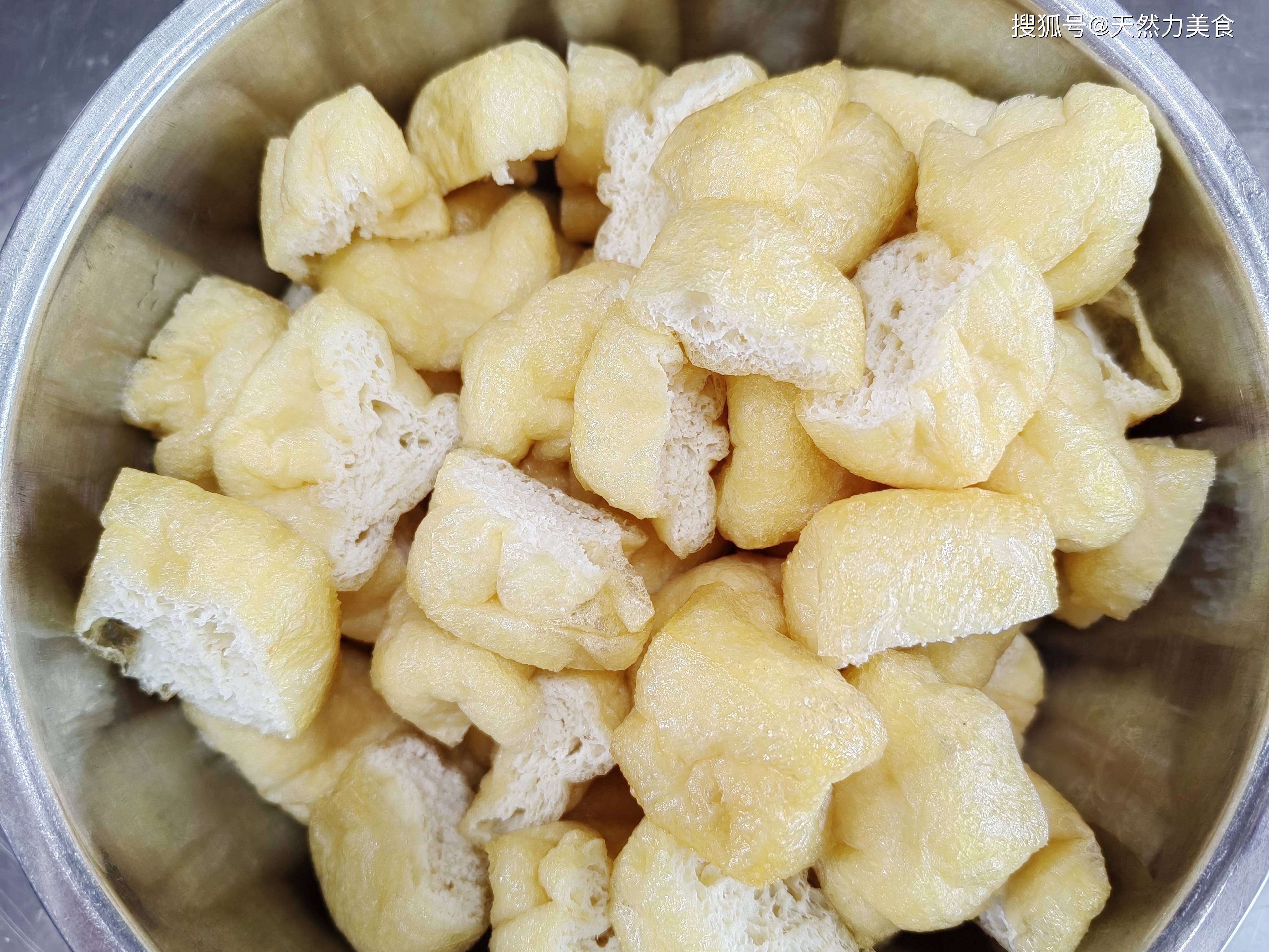 简单的说就是豆腐的炸制食品,在南方油豆腐会做成三角形的,长方形的