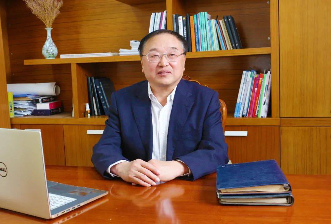 01校长介绍临近中考,又到一年升学季,今天,石家庄金石中学的校长期望