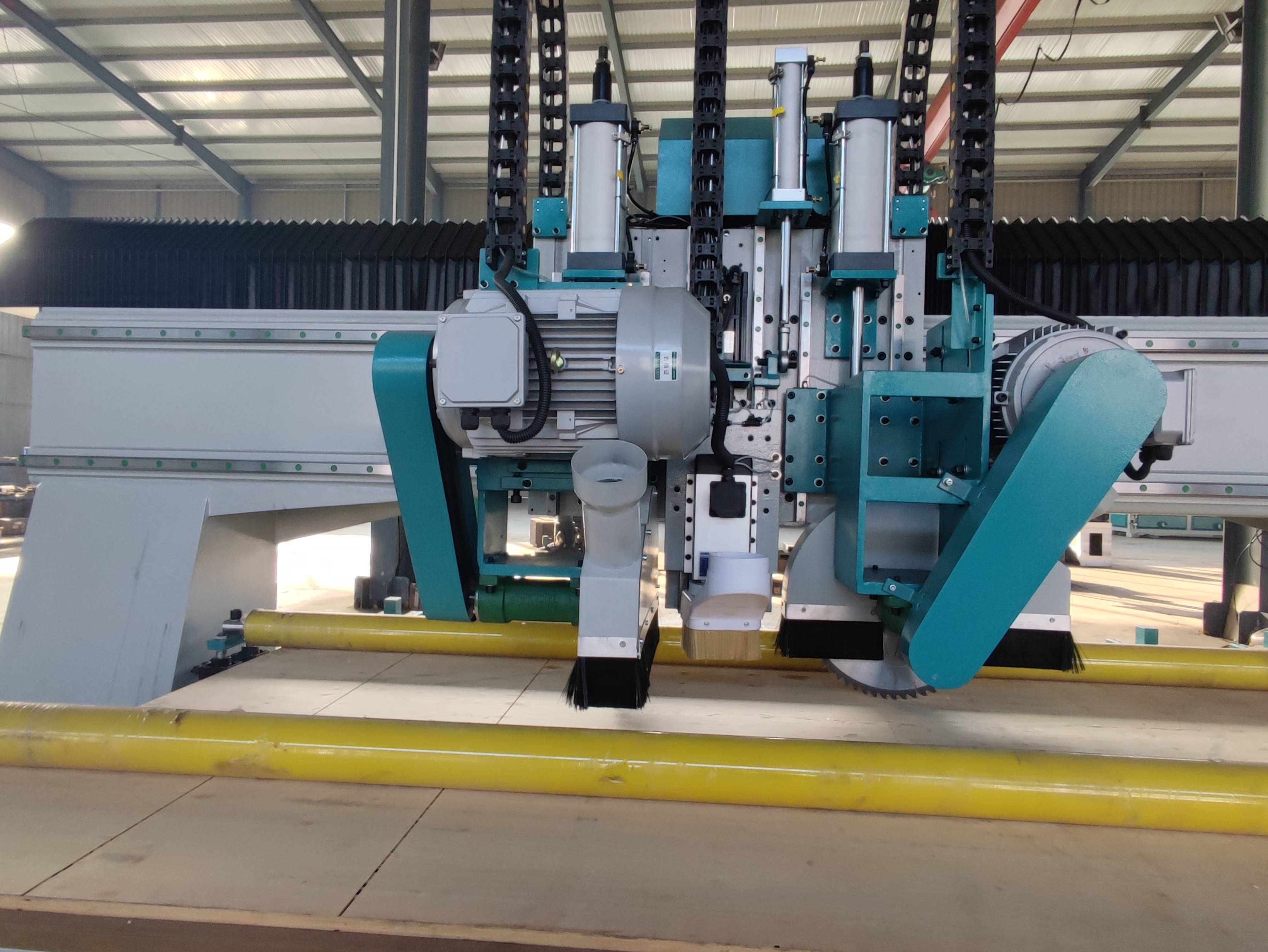 避免直接用手触摸锯片或锯床