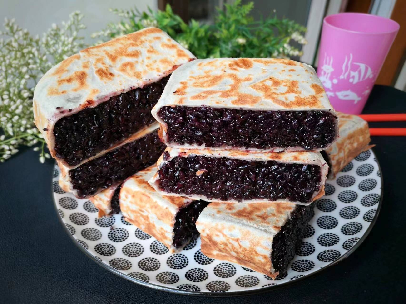 紫米饼顾名思义就是用紫米搭配面粉做出来的一种饼.