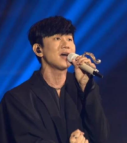 林俊杰在金曲奖舞台上献唱歌曲 致敬已故恩师林秋离-林俊杰唱的起风了