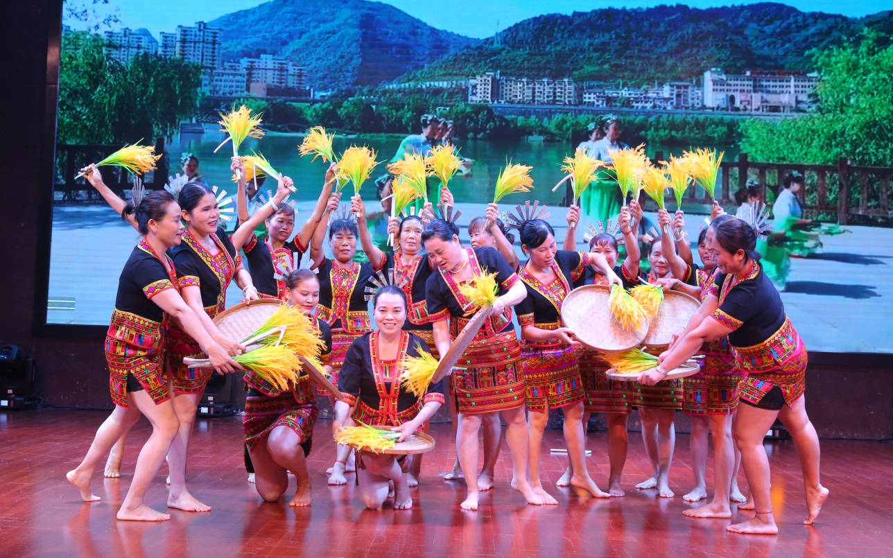 筑梦新时代"文艺演出在三亚市群众艺术馆成功上演_表演_文化_海南