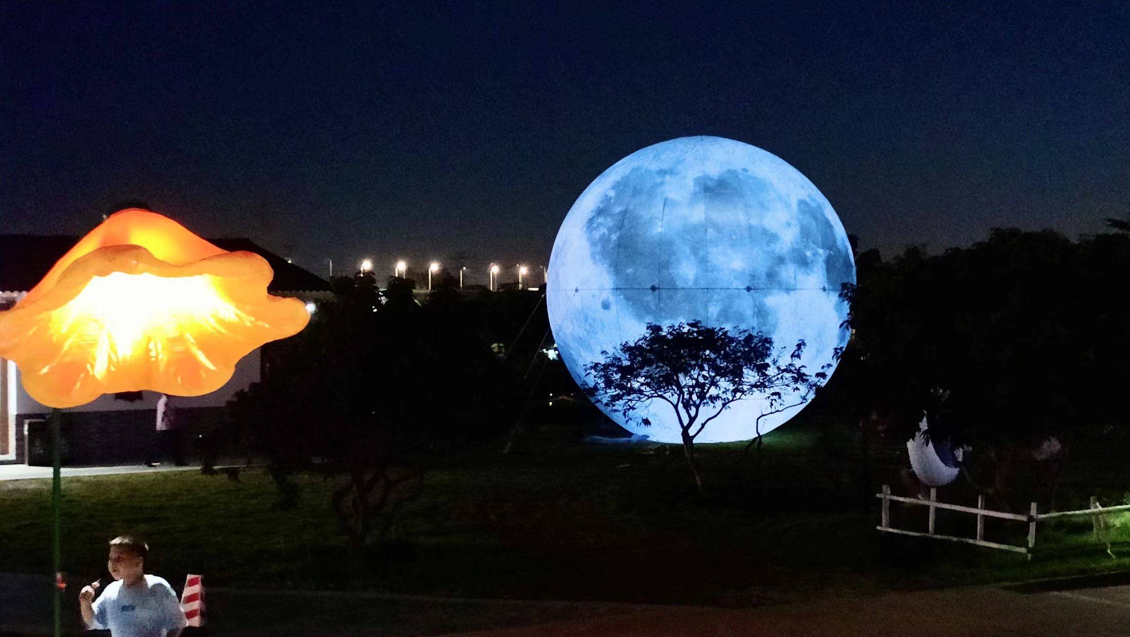 景观外,还首次推出"荷塘月色"沉浸式夜游新场景,广东最大月亮现身荷塘