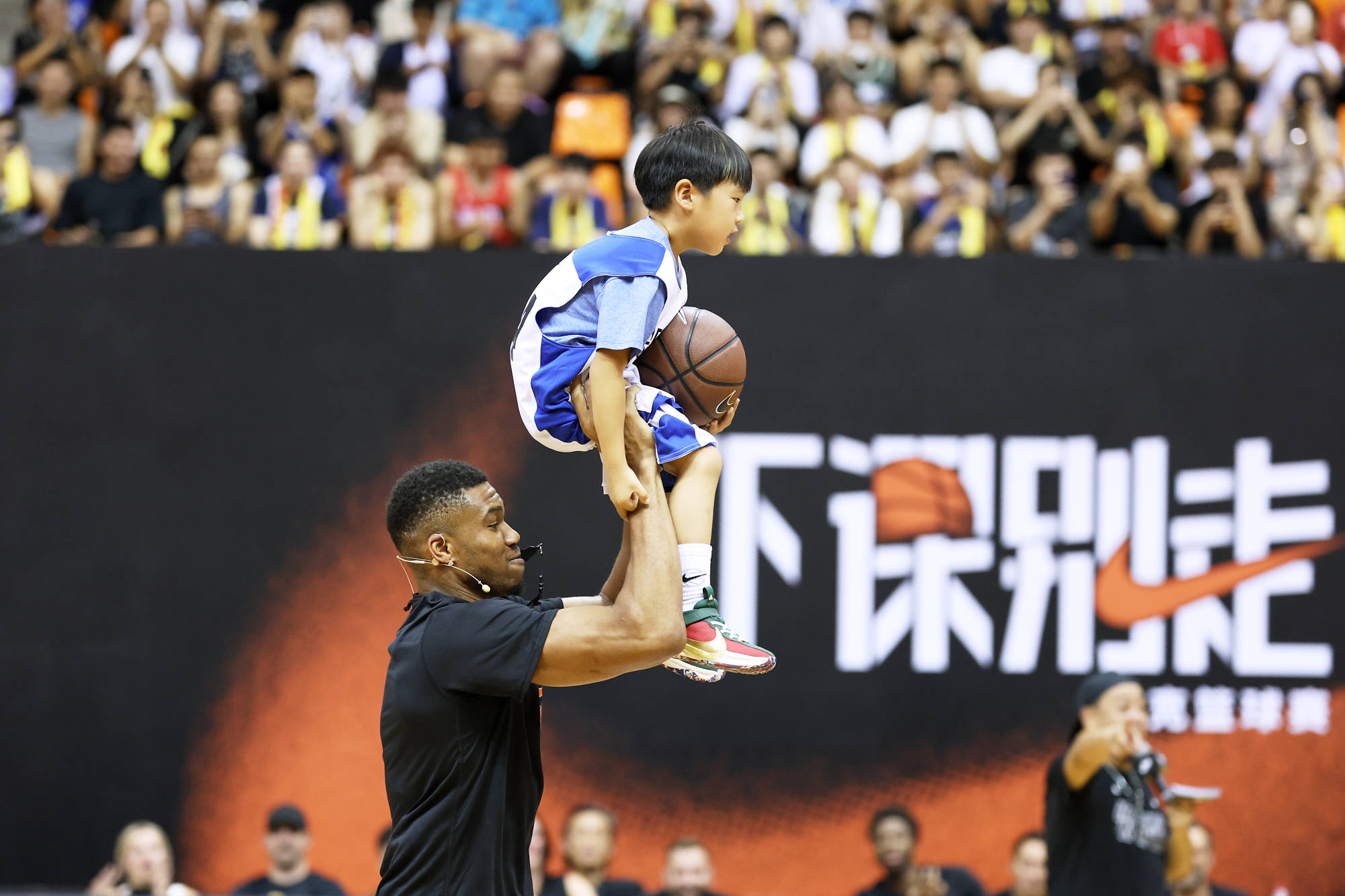 字母哥抵达北京开启中国行第二站 担任导师激励篮球少