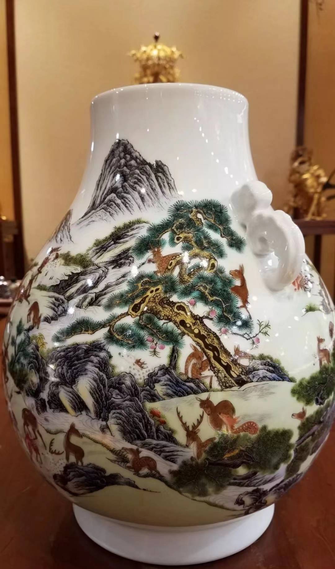 乾隆皇帝对百鹤尊的烧造颇费心思,亲自下令内务府与景德镇御窑厂数千