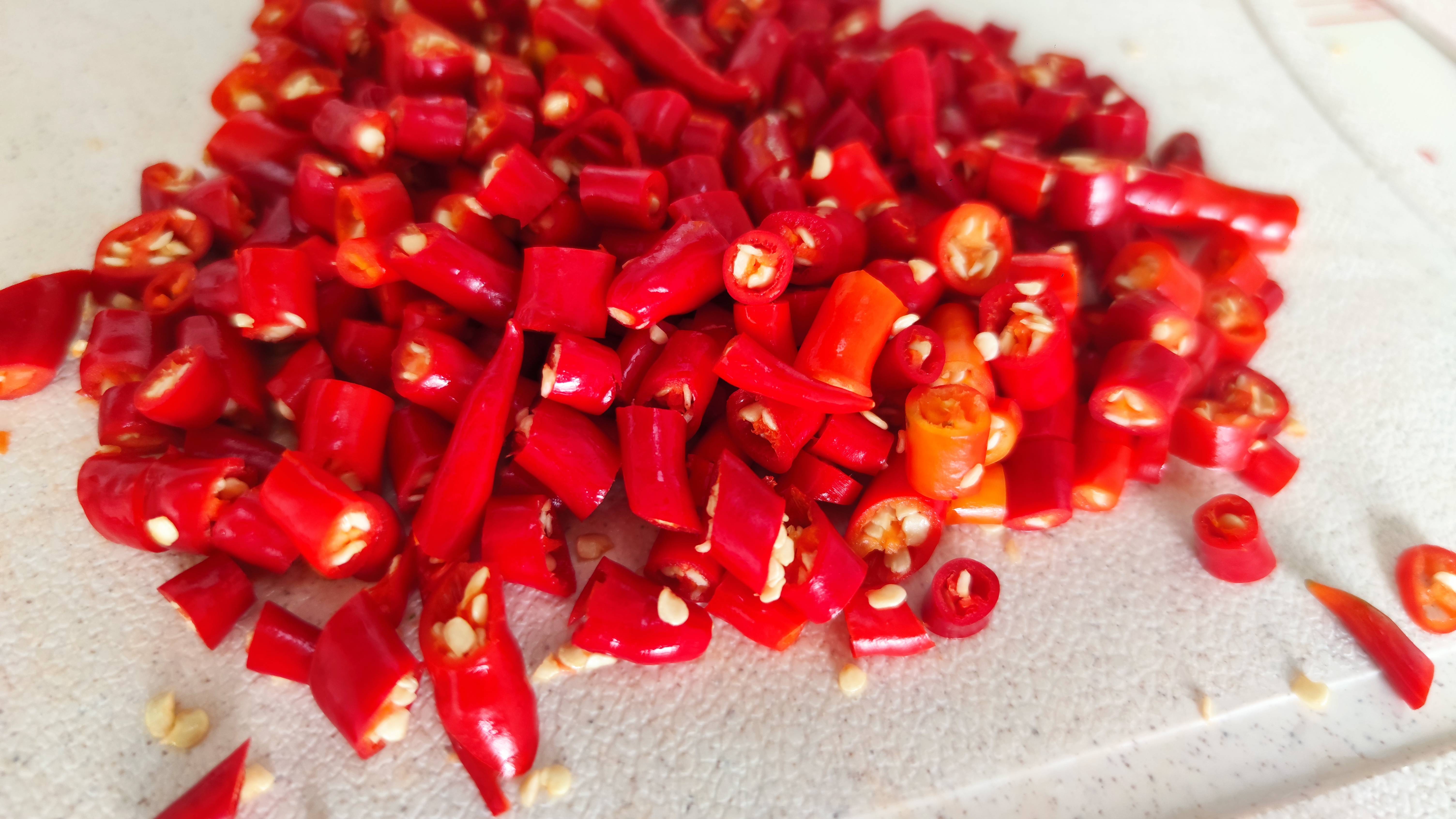 小米椒咸油辣酱_红米_水分_案板