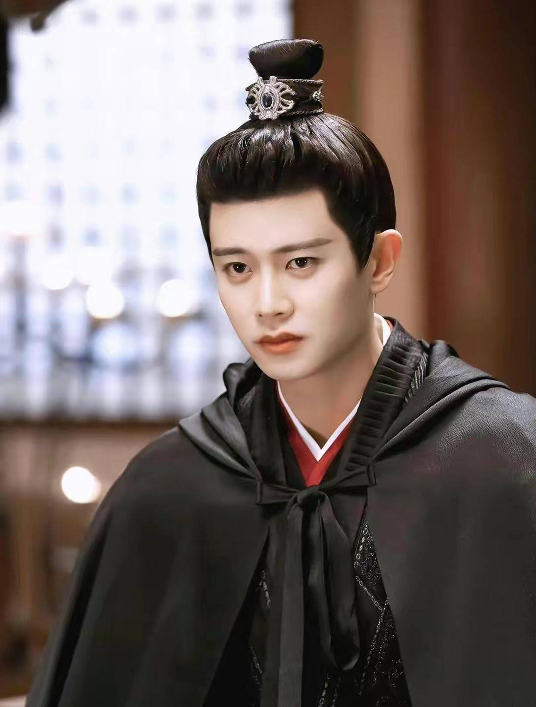 其次,任嘉伦作为一个年轻演员,已经在过去的作品中展现出了不俗的表现