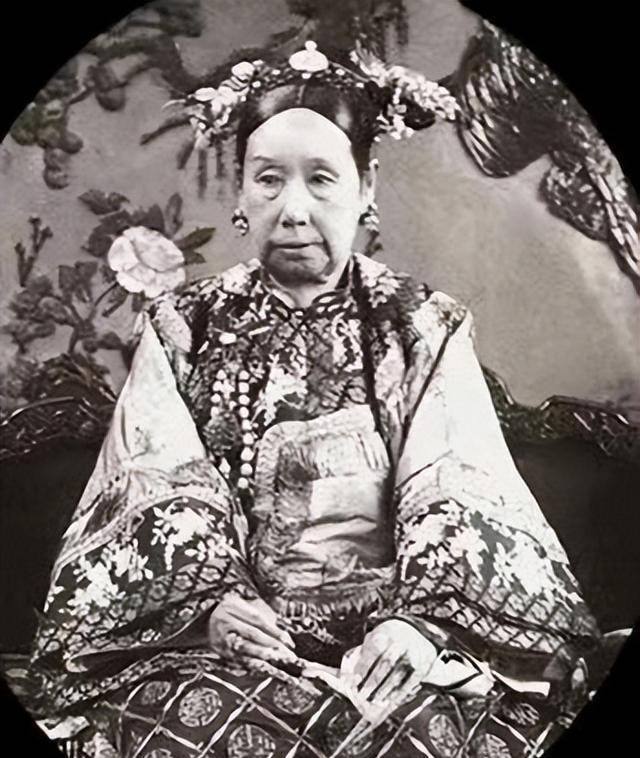 而在慈禧太后身边就有两个大名鼎鼎的太监,李莲英和安德海,不知是否在
