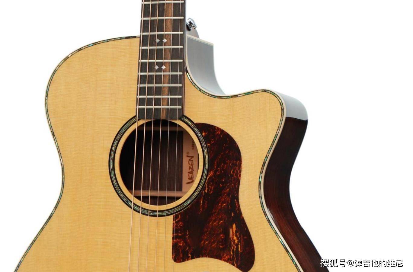 有原声款和电箱款可选,从吉他配置上可以看出同样价位单板吉他里,选材