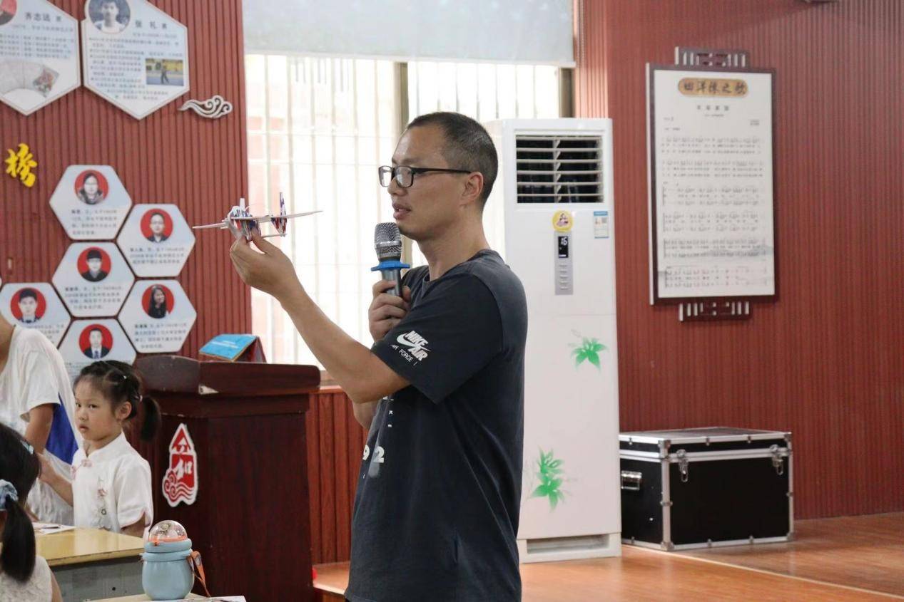 台州科协郑斌老师给孩子们讲解飞机模型由于小朋友们的年龄参差,郑斌