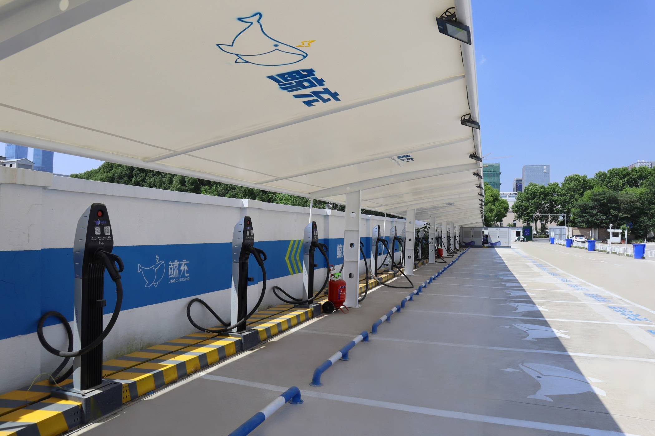 鲸充建议尽量选择有雨棚,大树可遮阳及地下鲸充场站;在适宜的环境温度
