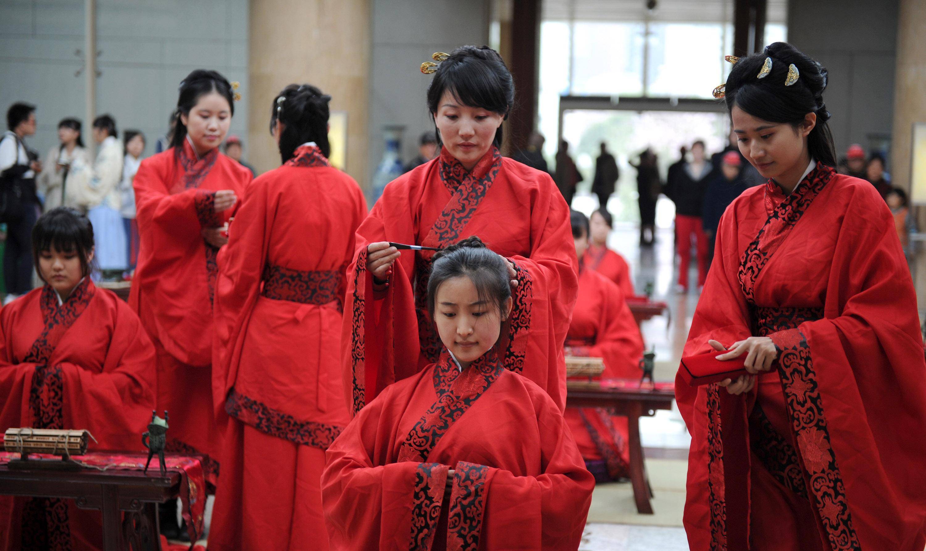 汉服当校服,让学生走格格步,大学校长:"荒唐",传承当有度_文化_行为